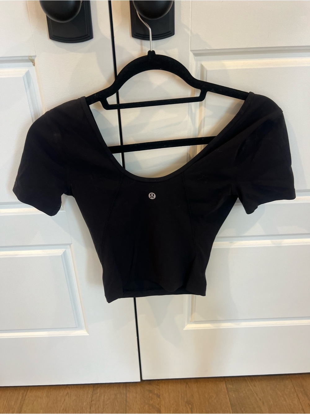 Women’s Lululemon Athletica Black Scoop-Neck Short Sleeve Crop Top-size 0-2